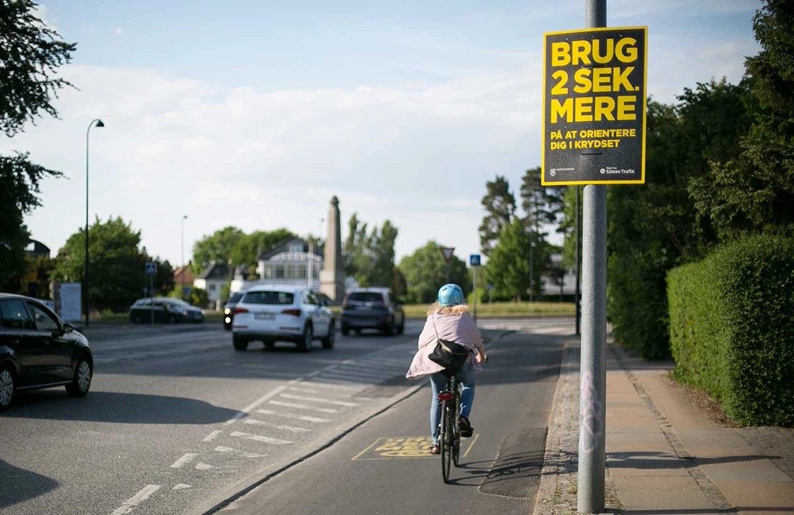 Vejskilt i kampagnen Brug 2 sek. mere